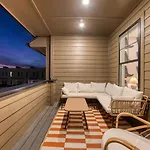 Sleeps 16 2 Modern Townhomes Minutes To Broadway Lischey 98 Degrees By Avantstay