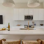 Sleeps 16 2 Modern Townhomes Minutes To Broadway Lischey 98 Degrees By Avantstay Holiday home