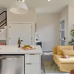 Sleeps 16 2 Modern Townhomes Minutes To Broadway Lischey 98 Degrees By Avantstay Holiday home Nashville