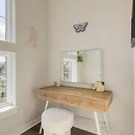 Sleeps 16 2 Modern Townhomes Minutes To Broadway Lischey 98 Degrees By Avantstay *