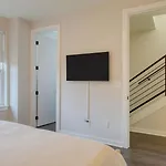 Holiday home Sleeps 16 2 Modern Townhomes Minutes To Broadway Lischey 98 Degrees By Avantstay