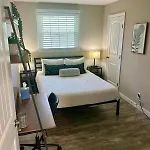 Sleeps 6-Full Kitchen-4 Beds-Big Couch-Officespace