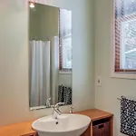 The Hummingbird Retreat By Local Apartment
