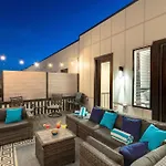 New Luxe 4br 12 Beds - Roofdeck Views - Chefs Kitchen *