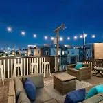 New Luxe 4br 12 Beds - Roofdeck Views - Chefs Kitchen Holiday home Nashville