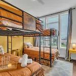 New Luxe 4br 12 Beds - Roofdeck Views - Chefs Kitchen Holiday home *