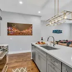 New Luxe 4br 12 Beds - Roofdeck Views - Chefs Kitchen *