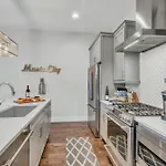 New Luxe 4br 12 Beds - Roofdeck Views - Chefs Kitchen