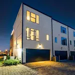 New Luxe 4br 12 Beds - Roofdeck Views - Chefs Kitchen *