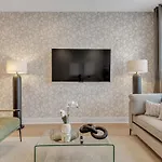 Combined Townhome With 26 Beds - 2 Rooftops! Holiday home