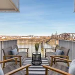 Upscale Riverview Condo With Garage Plus Walk To Downtown