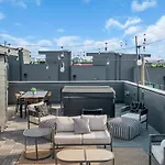 Luxe Urban Retreat - Private Rooftop Hot Tub Deck