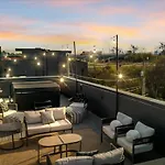 Luxe Urban Retreat - Private Rooftop Hot Tub Deck
