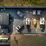Luxe Urban Retreat - Private Rooftop Hot Tub Deck