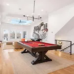 Holiday home New Modern Multi-level Pooltable & Rooftop