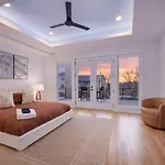 Holiday home New Modern Multi-level Pooltable & Rooftop *