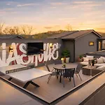 New Modern Multi-level Pooltable & Rooftop Holiday home Nashville