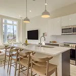 Sleeps 16 2 Modern Townhomes Minutes To Broadway Lischey 98 Degrees By Avantstay