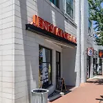 The Nomad 48-Person Hillsboro Village Retreat Studio 1Br Spaces