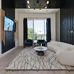 Luxe-elevate-modern Luxury-stunning Views Holiday home