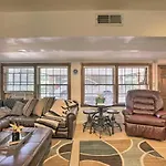 With Patio, 3 Mi To Grand Ole Opry Apartment *