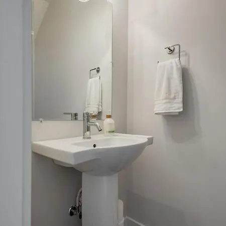 Classy, Cozy, Close To Downtown