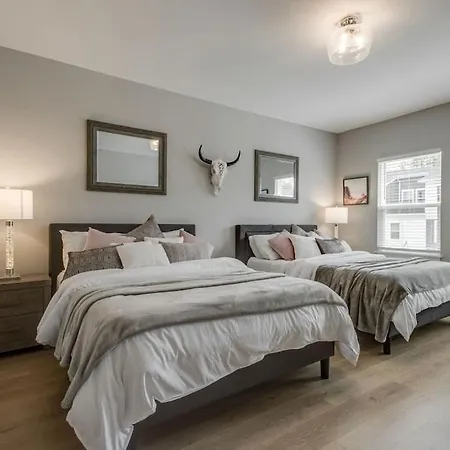 Classy, Cozy, Close To Downtown *