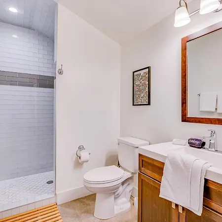 Cozy & Carriage House East Nash *