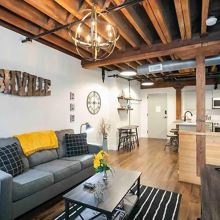 Lux Haven: Unforgettable Getaway In Historic Elegance Apartment