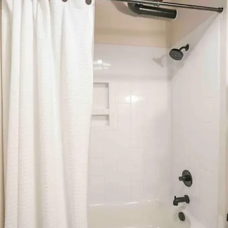 Lux Haven: Unforgettable Getaway In Historic Elegance Apartment Nashville