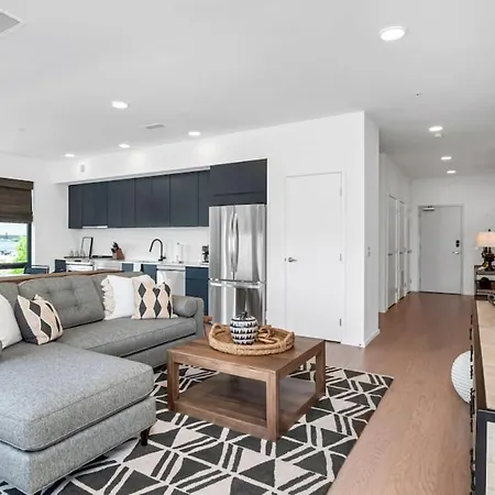 Penthouse River View Walk Downtown, Garage Parking Holiday home
