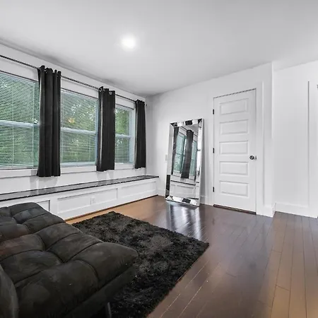 Spacious 3 Bedroom 6 Beds House With Large Yard