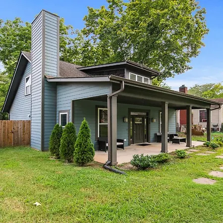 Spacious 3 Bedroom 6 Beds House With Large Yard Holiday home