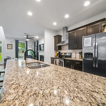 Spacious 3 Bedroom 6 Beds House With Large Yard Nashville