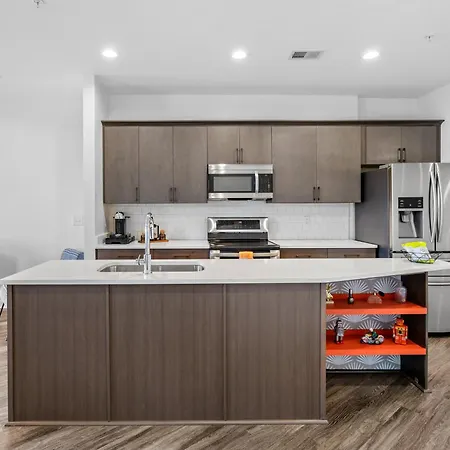 Modern, Free Parking, Walk To Everything Apartment *
