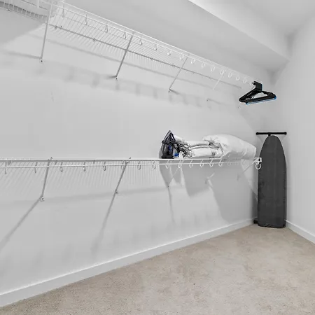 Modern, Free Parking, Walk To Everything *