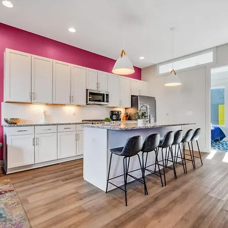 New Pink Howdy Oasis 13 Beds Rooftop View Parking Holiday home *