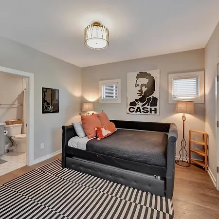 Fall Promo, In Luxury,10 Min To Broadway Holiday home *