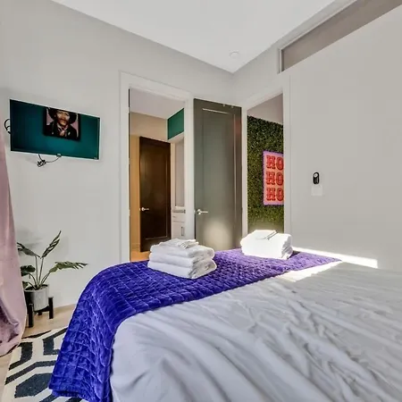 Holiday home New Pink Howdy Oasis 13 Beds Rooftop View Parking *