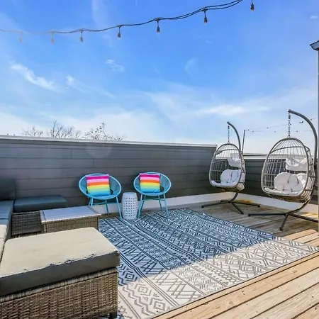Holiday home New Pink Howdy Oasis 13 Beds Rooftop View Parking