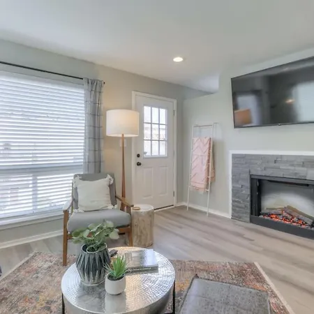 Walk To Broadway Riverfront With Pool Apartment