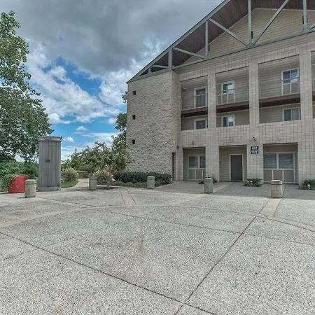 Walk To Broadway Riverfront With Pool Apartment Nashville