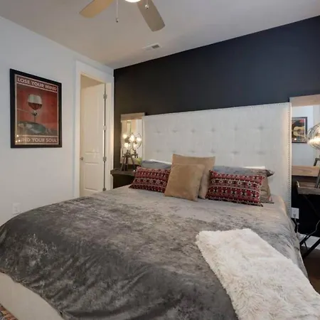Holiday home Weho Home, Geodis Park, Private Movie Theater! 10min To Broadway! Sleeps 10!