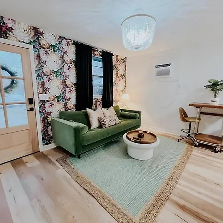 Apartment Dreami East - 2br Retreat With Cozy Patio And Mini Golf