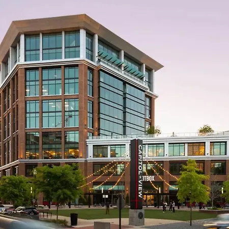 Luxury On The River 4 Beds 2.5 Bath, Walk To Downtown Apartment