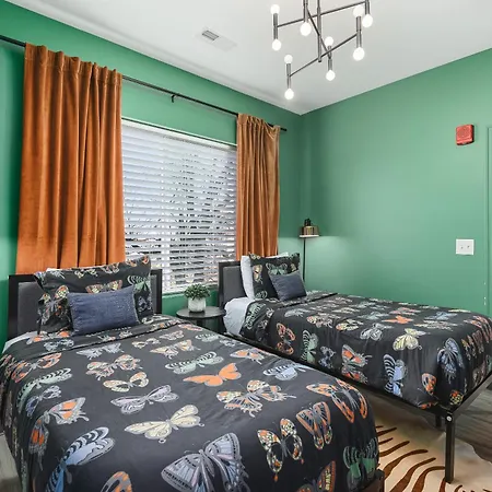 Near Downtown Walk To Restaurants, Bars & Music Apartment