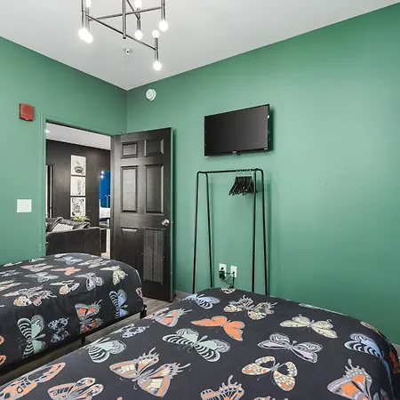 Near Downtown Walk To Restaurants, Bars & Music Apartment
