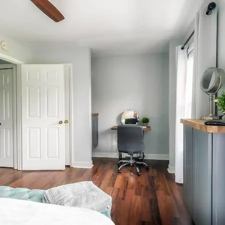 Walk To Broadway Charming Modern Historic Townhome Holiday home