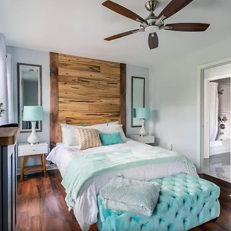 Holiday home Walk To Broadway Charming Modern Historic Townhome