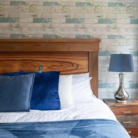 Walk To Broadway Charming Modern Historic Townhome Holiday home *